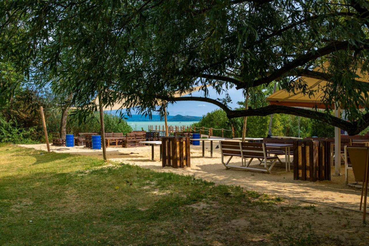 Holiday Resorts Готель